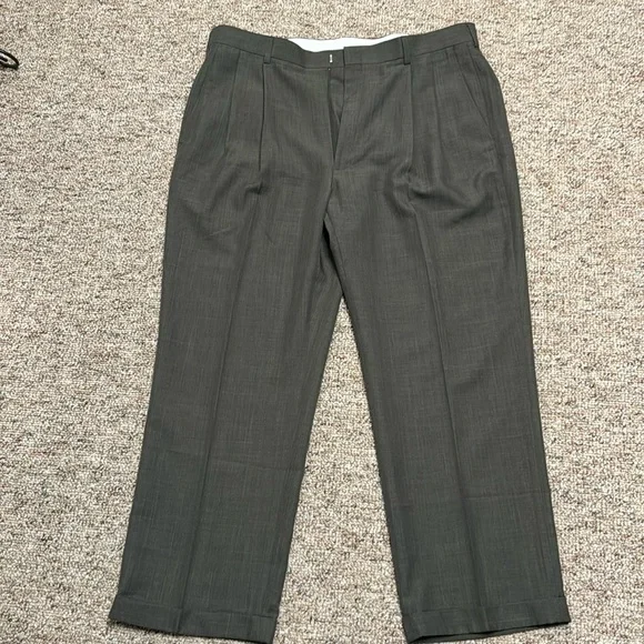 Haggar cuffed pants in grey - Picture 1 of 4